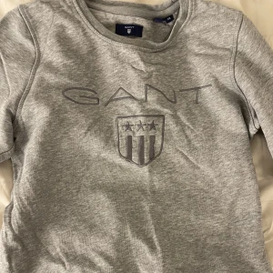 Tröja - Säljer denna Gant tröja. Den är i helt okej skick, som på första bilden är det en tråd. Nypris är 999kr. Skriv för fler bilder och vid intresse.😊🫶🏻