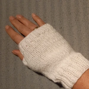 Nya vita torgvantar stl M/L - VINTERREA! Ett par härligt vita torgvantar! Jag har stickat dem i ett garn som är varmt och skönt, men inte stickigt. Kan tvättas i 40 grader. Pris 87kr+ frakt som vanligt brev. Totalt 100 kr inkl. frakt. Ord pris 115 kr. Följ mig så ser du nya annonser!