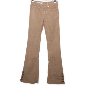 Manchester  - Manchesterbyxor i stretschigt material. Köpte på sellpy men var lite för tajta i höften. Medelhöga o måttet är 70cm. Passar en XS. Bra längd o jag är 172. Utsvängda och har knappar där nere som man ser.