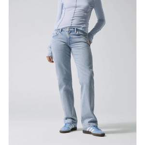 weekday jeans i modellen ARROW, färgen summer blue, strl 29/34. sitter bra på mig (typ 170 som referens) knappt använda. nypris 590