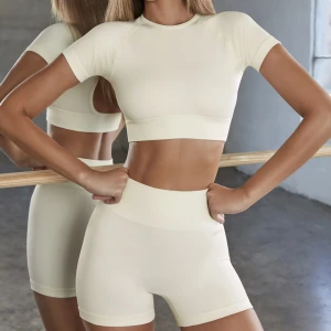 Bo+Tee topp 🫶🏽 - Snyggaste toppen ifrån Bo+Tee, gillade tyvärr inte modellen där bak. Testad en gång! ): Sukt bra kvalité på plaggen och verkligen värt! Var tyvärr för dyrt att skicka tillbaka så jag säljer den här. Fri frakt!!