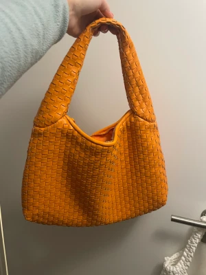 Väska nakd  - Svin snygg väska från nakd. Aldrig använd så i nyskick. 400+ frakt vid snabb affär💕