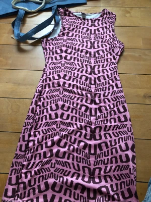 Klänning - Superfin klänning! Får bara aldrig användning för den! Frakt tillkommer på 40kr! 