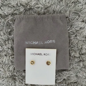 Michael Kors örhängen  - Örhängen från Michael Kors. 