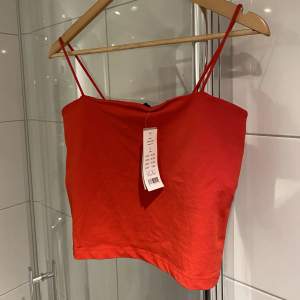 Oanvänt rött linne från Gina tricot i storlek L. Prislapp kvar 🙏🏻 