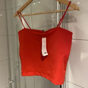 Oanvänt rött linne från Gina tricot i storlek L. Prislapp kvar 🙏🏻 