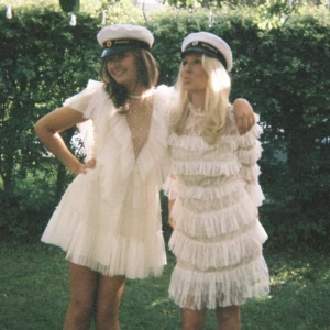 by malina klänning - Det är nu dags att sälja min studentklänning! Nypris 2500kr. Den är endast använd på studentdagen och har inga defekter eller liknande. Jag älskar denna klänning och vill att den ska komma till mer användning! Kan självklart skicka fler bilder 🫶🏼