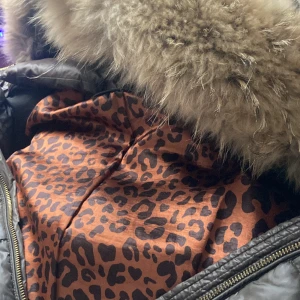 Jacka - Säljer en jätte fin rockandblu jacka storlek 38 ett litet hål inne i fickan annars bra sick.säljer för 2000/ pris kan diskuteras 