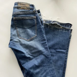 Low waist jeans - Säljer dessa skit snygga crocker jeans som tyvärr inte passar, w23 l31 ca 60-64 (de är slitna längst nere men de går att sy upp) får inte alls på mig de så kan inte visa de på! Direkt köp för 270kr