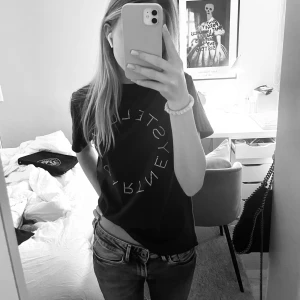 Stella McCartney t-shirt - Säljer denna döö snygga Stella McCartney t-shirten som jag köpte på en second handbutik i stan i januari 💚 nypriset var 1200kr jag säljer för 800! Den är ÄKTA och har inga defekter alls. Storlek XS/S