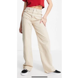 Beige Jeans - Säljer dessa Beige jeans i storlek 24 från Stradivarius köpt från Asos. 