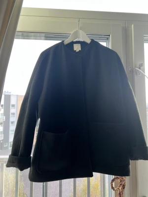 Kort kappa HM  - Säljer min korta kappa från hm. Finns bälte.  Använd i en säsong. 