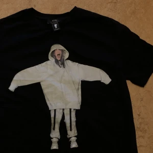 Billie eilish  - Säljer min gamla Billie eilish tröja. Den är jättecool och väldigt skön🥰köpt på bershka