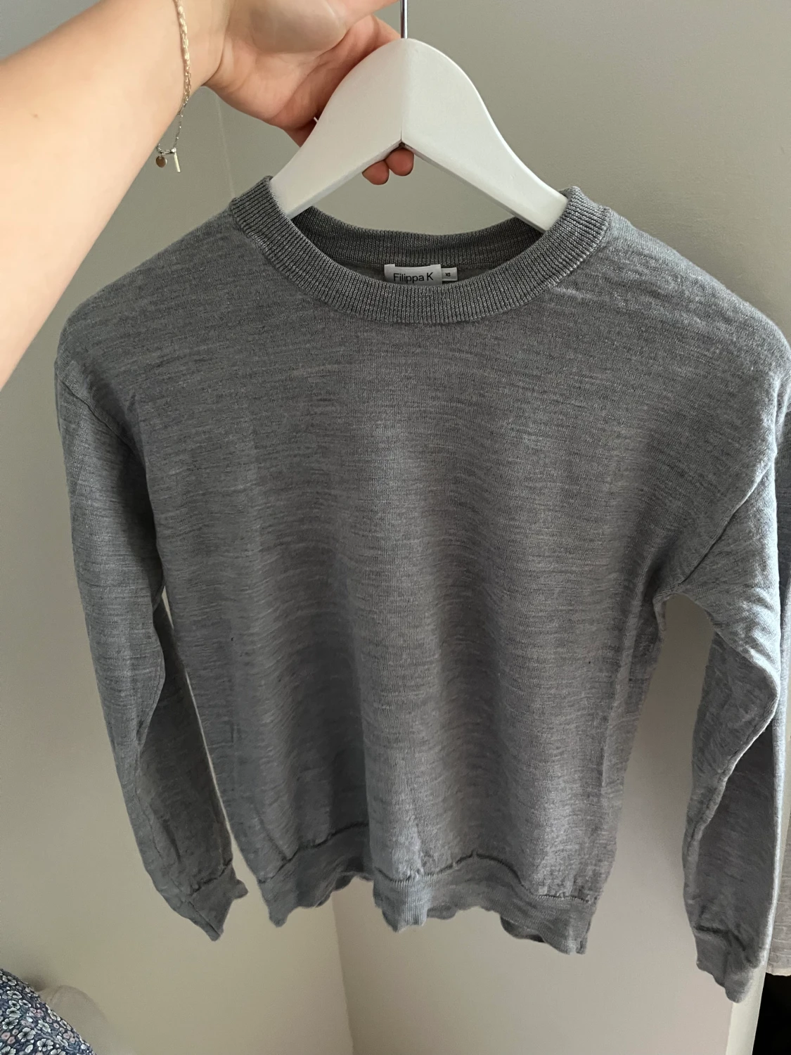 Grå tunn stickad tröja från Filippa k