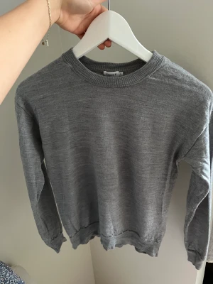 Grå tunn stickad tröja från Filippa k - Mjuk tunnstickad tröja från Filippa K. Fungerar att ha skjorta under om man vill det!