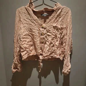Rosa tröja  - Köpt på primark, I storlek 42. Använd några gånger. Har en bröstficka. 