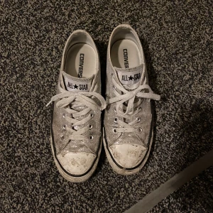 Converse - Säljer mina sjukt coola och unika converse i silvrigt glitter! 