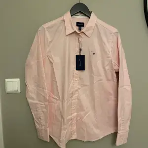 Oanvänd skjorta från Gant med lappen kvar. Fin ljusrosa färg, storlek 44 ☺️