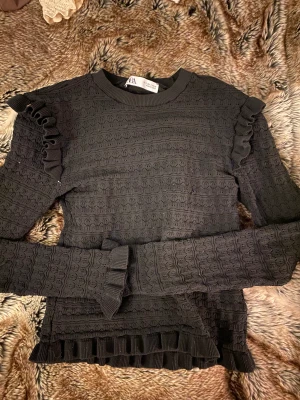 Svart stickad blus - Svart skickad blus från Zara! Så skön och fin. Möter upp i sthlm och fraktar