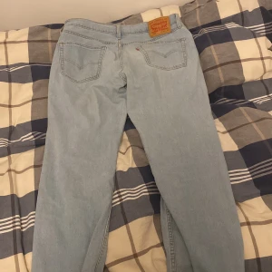 Levi’s jeans 32/30 - Ljusblåa Levi’s jeans som är i bra skick. Modell 514 men är som 501.