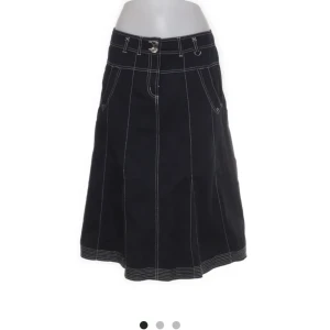 MAXI CARGO KJOL - Asså snygg och cool, tyvärr för stor :( Svart med vita styndetaljer, mer lågmidjade i modellen. Midjemått 78cm. Köpta på sellpy. 