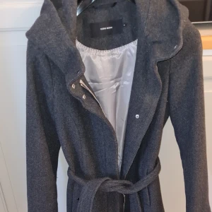 Grå kappa vero moda  - Grå vinterjacka från vero moda i strl xs