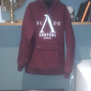 En nästan ny SLADE jacka  - En slade jacka (skid jacka) som är knappt använd bara en halv sesong. Den har luft hål vid armhålor och sen en ficka på vänster arm som man kan lägga sitt liftkort i så man bara kan lägga armen emot snabbt och smidigt. 