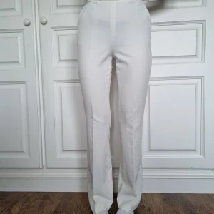 Kostymbyxor - Superfina vita kostymbyxor med pressveck. Står ingen strl men skulle säga xs.   Modellen är 167 cm och brukar ha 25/32 eller 34 i strl.