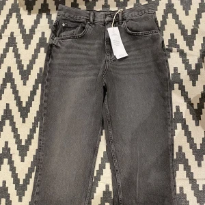 Gråjeans  - Super snygga helt oanvänd jeans!!! Prislapp sitter kvar. Köpte fel storlek där av aldrig använda. Passar till allt från fest till vardag. Byxan är från Gina tricot. Köpte dem för 600kr men ni får dem för 475kr. 