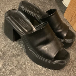 Klackskor - Jättefina klackskor. Använda 2 ggr. 