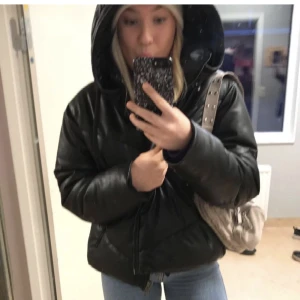 Jacka zara  - Jacka från zara i storlek S, fint skick då den är sparsamt använd! Priset kan diskuteras vid snabb affär