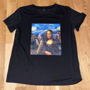 En monalisa T-shirt som är svart 