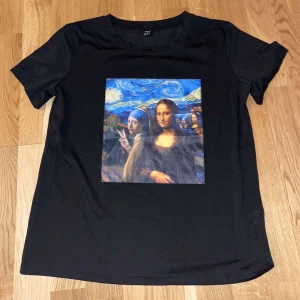 En monalisa tshirt - En monalisa T-shirt som är svart 