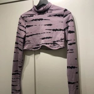 Långärmad crop top - Topp från h&m, stl M, köparen står för frakt 