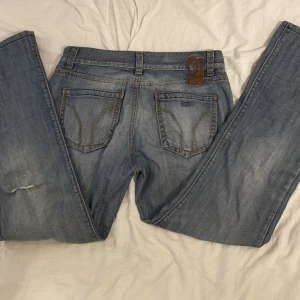 Miss sixty jeans - Ett par miss sixty jeans som är lite urtvättade! Dom sitter lågmidjat och modellen är straight💗 Midjemått tvärs över: 39cm  Innerbenslängd: 69cm Kontakta mig gärna vid frågor/önskan om fler bilder på plagget  Det finns ett litet hål vid knät (se bild 1)🥰