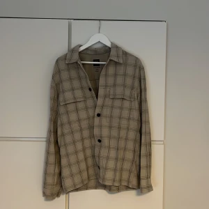 Overshirt från Zara - En väldigt schysst overshirt från Zara i ett väldigt bra skick, där jag skulle säga att skicket är 9/10. Storlek S men passar M.