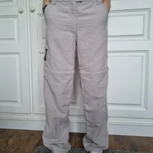 Cargopants - Cargopants från Tenson i strl 38. Avtagbara ben så de kan göras om till shorts. Grymt cool passform med snygga detaljer.  Modellen på bild är 167cm och brukar ha 25/32 eller 34 i strl.