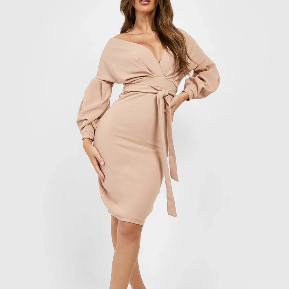 En jätte fin och stretchig klänning. Köpte den på Boohoo för min bal i 9an men hittade senare en annan klänning så denna användes aldrig! Den är ljus rosa/beige men färgen ser lite mörkare ut pga ljuset. Storleken är 38 men passar som S också.. Mekot.