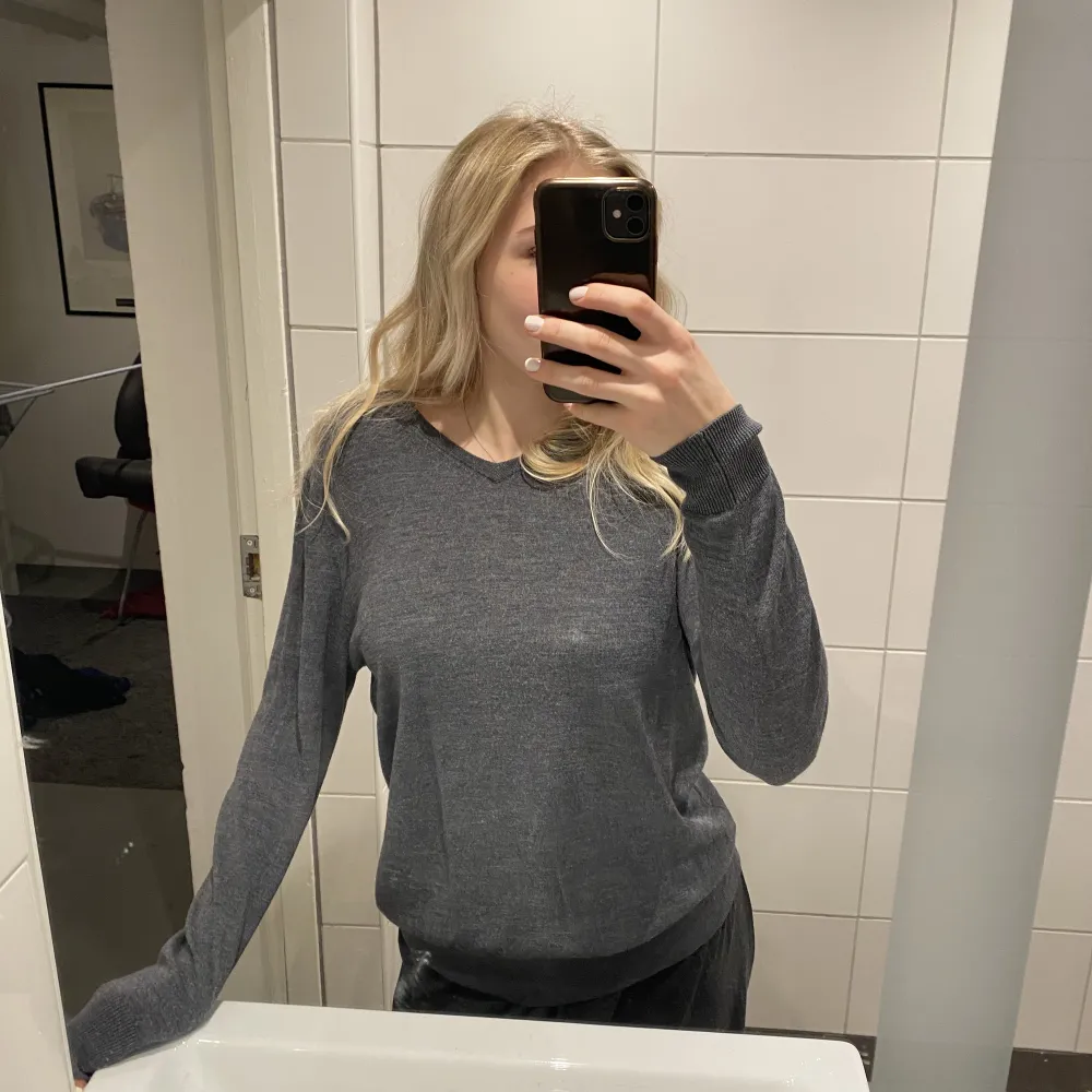 Fin tröja från Åhléns, nästan aldrig använd och är i bra skick, säljer tröjan för 70kr🤗. Tröjor & Koftor.