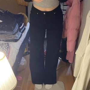 Svarta jeans  - Svarta jeans, sitter okej i midjan, lite stora för mig (jag är runt 70cm vid midjan). Sitter fint resten av byxorna. 