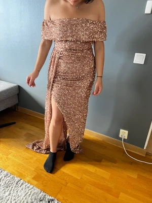 Balklänning/festklänning  - Säljer min fina balklänning som jag använt 1 gång. Nypris:3500kr säljer för 500  Storlek: M