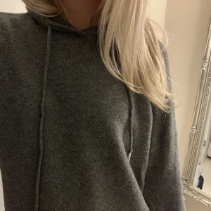 Stickad tröja med luva - Säljer min gråa stickade huvtröja från zara❣️