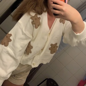 Gullig stickad 🐻  - Säljer denna söta stickade i storlek L, passar fler storlekar. Jag har endast testat denna, så den är i nyskick 🐻 
