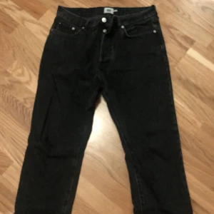 Svarta jeans strlk 30 32 - Svarta jeans, storlek 30 32, regular fit. Bra passfrom, jag har knte använt de mycket så nöstan nyskick. 