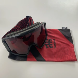 Oakley skidglasögon  - Oakley Line miner L goggles, Harlaut signatur modellen. Prizm rose lins, kontrasthöjande som funkar i både solsken, mulet och snöiga dagar.   Finns ute i Roslagen, men kan tas till både Sthlm och Uppsala.