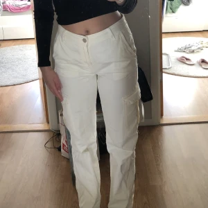 Cargobyxor - Ett par jättesnygga cargobyxor från Pull & Bear! Nyskick och frakten ingår i priset 