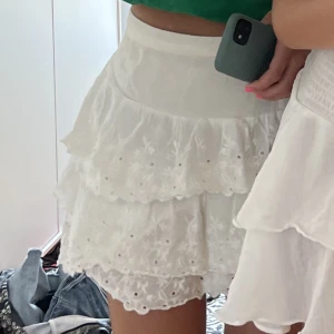 Kjol - Volangkjol från bikbok. Jättefin men passar inte längre. 