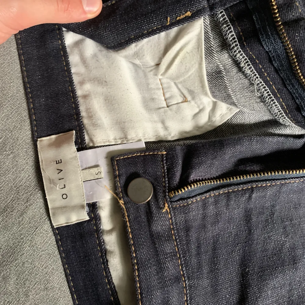 Mörkblå jeans från Olive clothing. Byxorna är korta och vida i passformen. Står att de är stl S men sitter som W30 (är dock ganska små i passformen). Utmärkt kvalité och bra skick bortsett från en reva i ena fickan. DM:a för info (originalpris 90£). Jeans & Byxor.