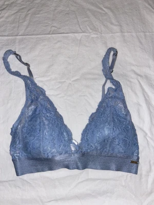 Hollister - En topp/bh som varit med ett tag men inte används på flera år nu för att den har blivit liten tyvärr men den är i storlek S