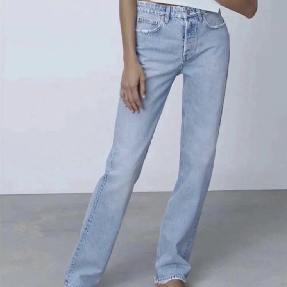 Trendiga lågmidjade jeans från zara i storlek 36, bra skick💓💓(LÅNADE BILDER). Jeans & Byxor.